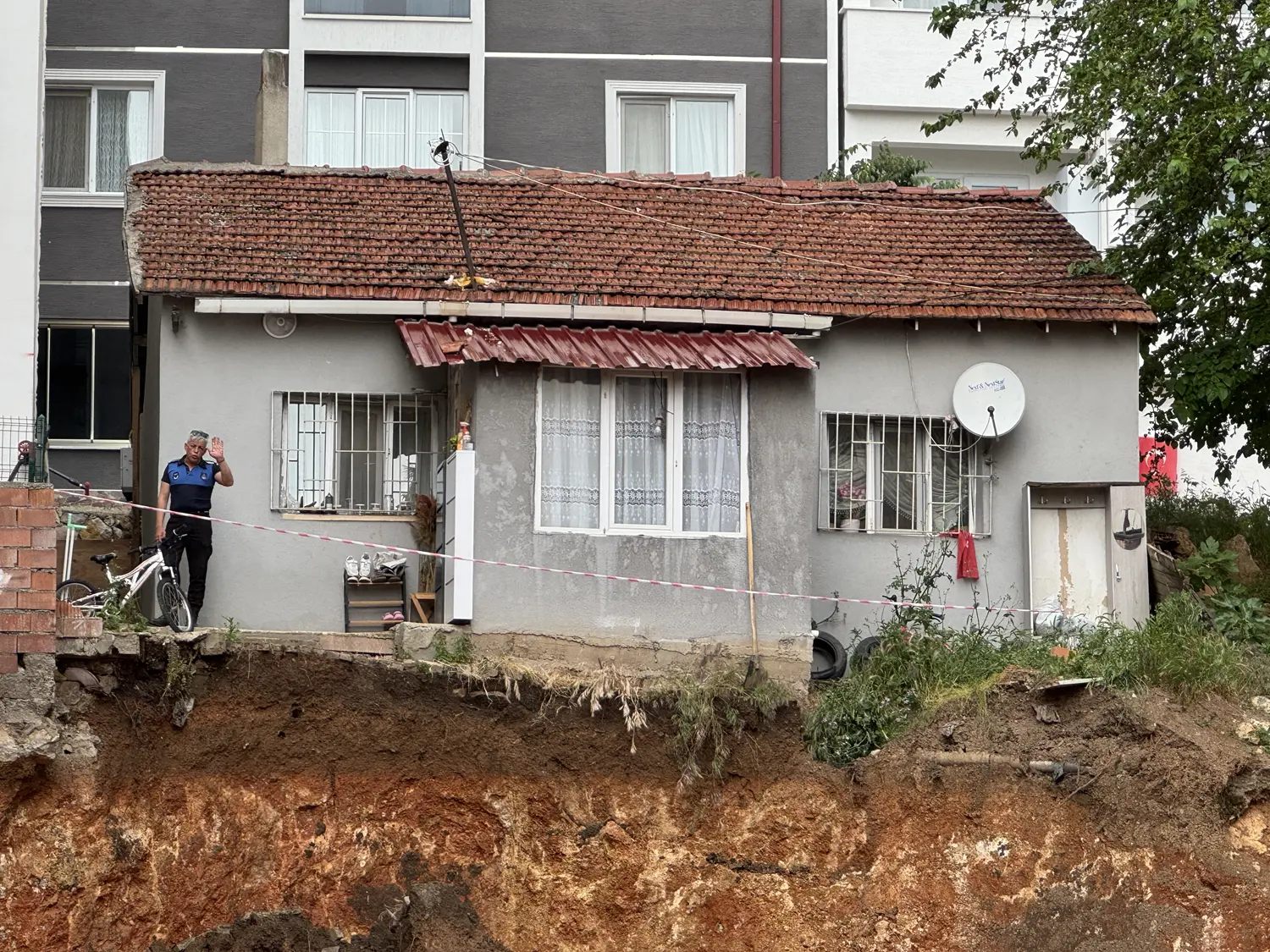 Bilecik'te evin bahçesinde toprak kayması yaşandı