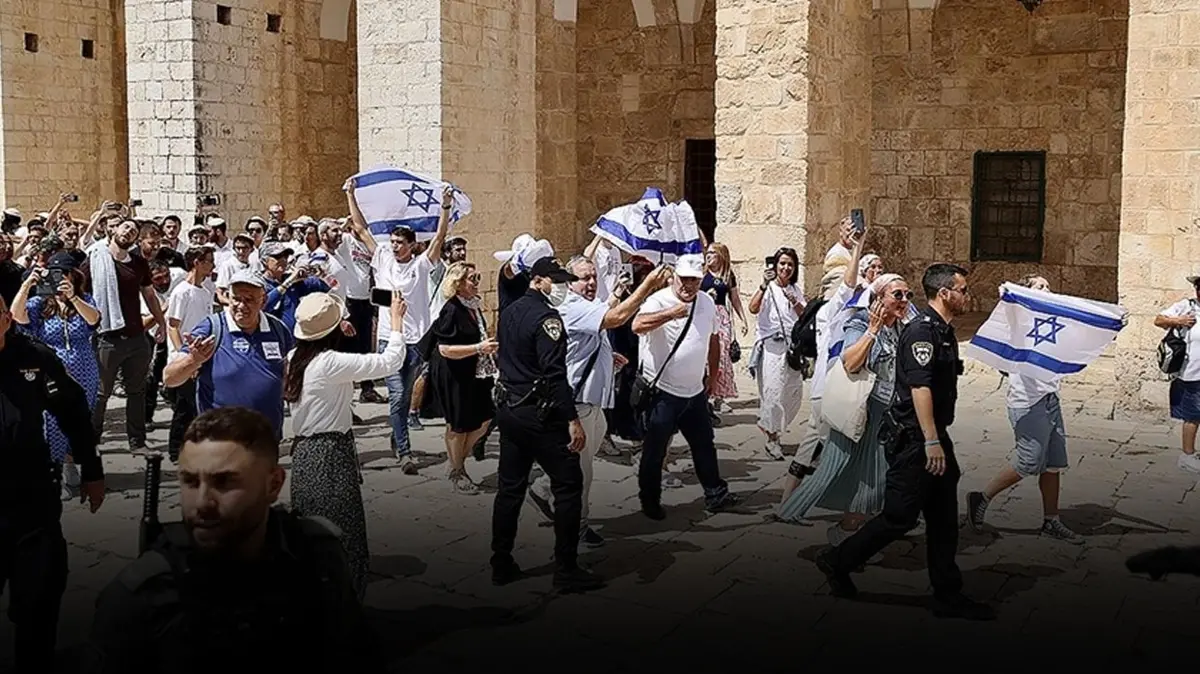 Mescid-i Aksa'da alçak provokasyon: Aranan azılı fanatik Kubbetü's Sahra'da bayrak açtı