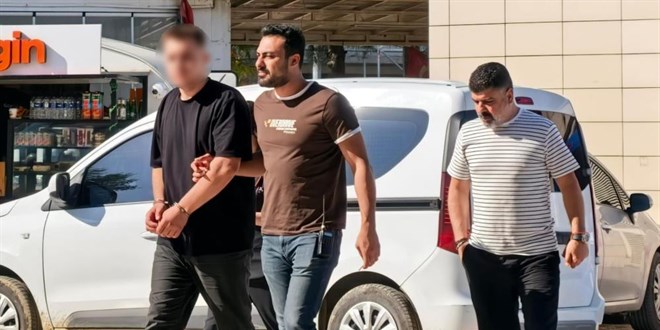 Arkadaşını silahla tehdit edip kendi borcunu ödetti