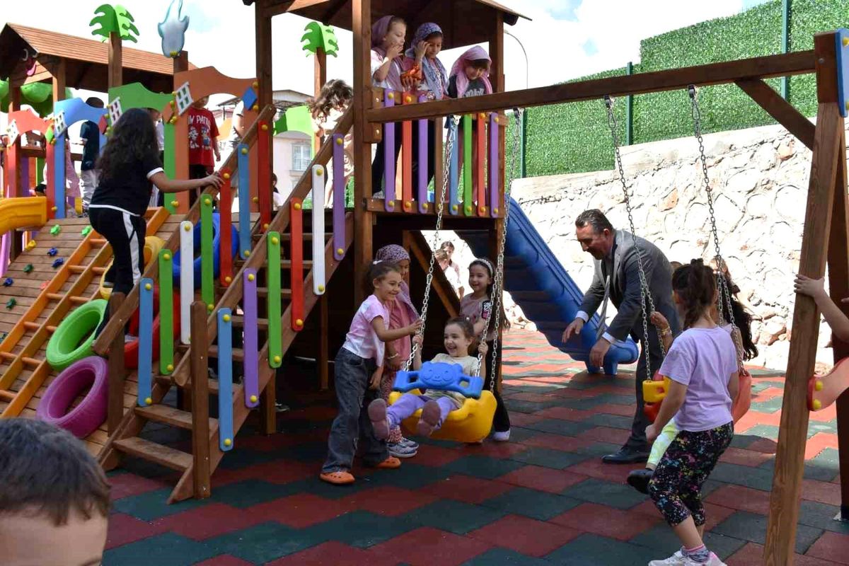Miniklerin yüzü yenilenen oyun parkıyla güldü