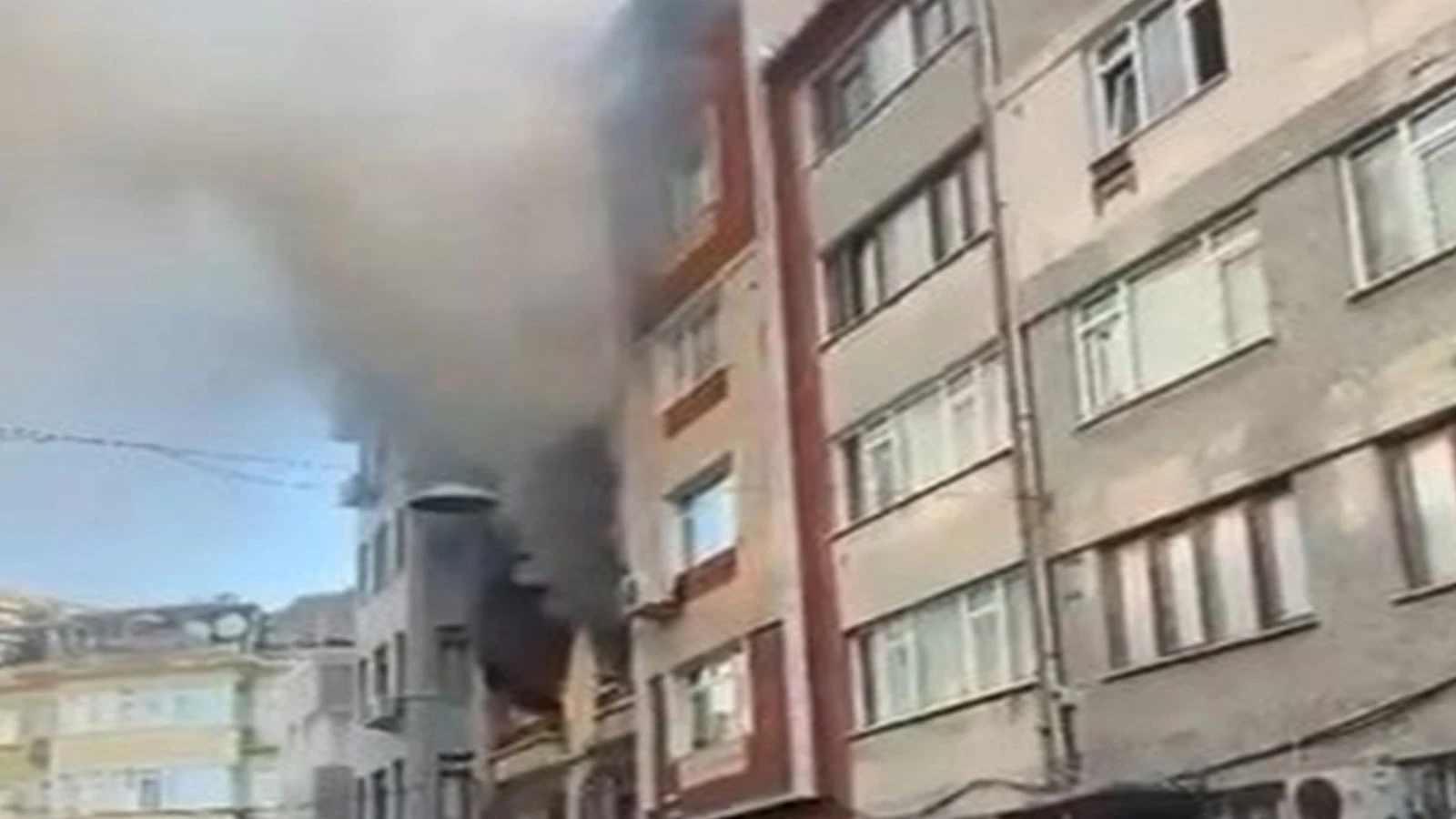 Fatih'te 3 katlı binadaki yangında mahsur kalan 4 kişi kurtarıldı