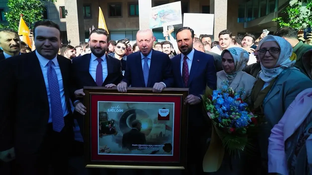 Gençlerden Cumhurbaşkanı Erdoğan'a anlamlı hediye! Babalar Günü'nde özel tablo sürprizi