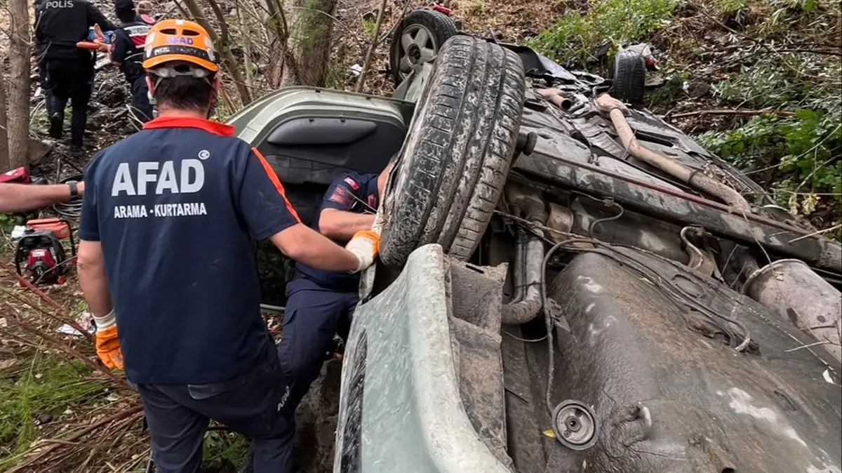 Devrilen otomobilde 1 çocuk can verdi: Yaralılar var