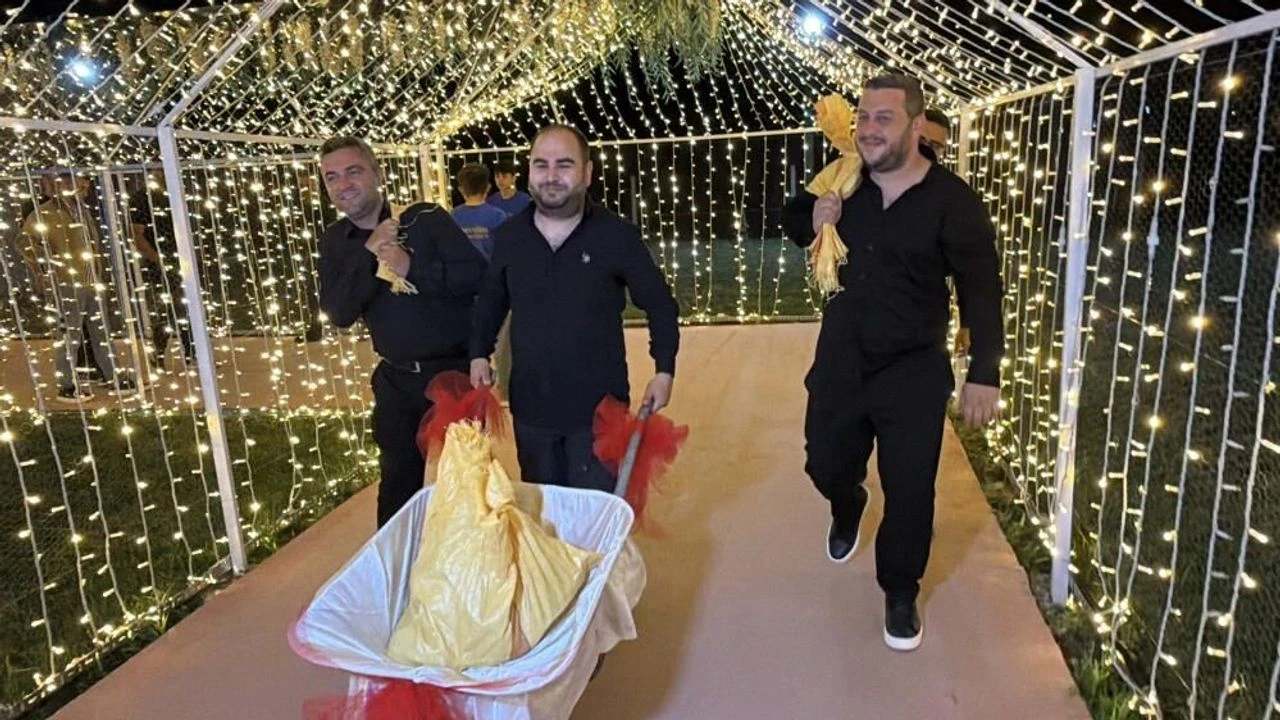 Düğün takısı: 10 bin TL’lik madeni parayı el arabasıyla geldi