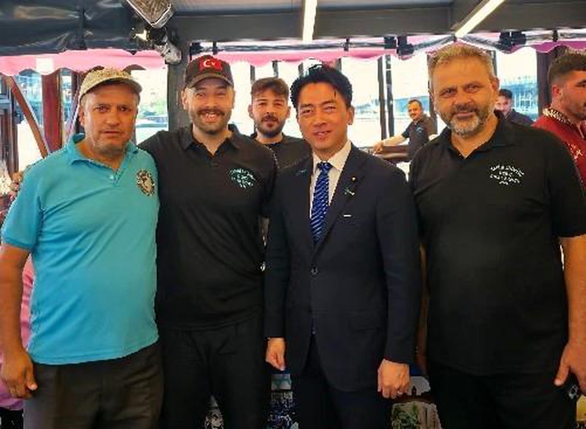 Japonya Savunma Bakan Koizumi Eminönü'nde balık ekmek yedi