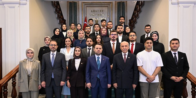 Bakan Gürlek'ten stajyer avukatlara 'uzmanlaşın' tavsiyesi