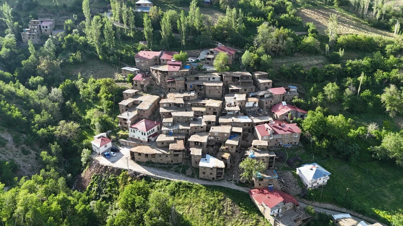 Vadiler arasına gizlenmiş 300 yıllık köyler: Hizan’ın taş evleri büyülüyor