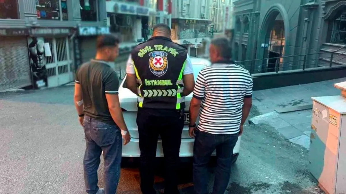 Fatih'te taksi şoförünün aracını tekmeleyen sürücü tutuklandı