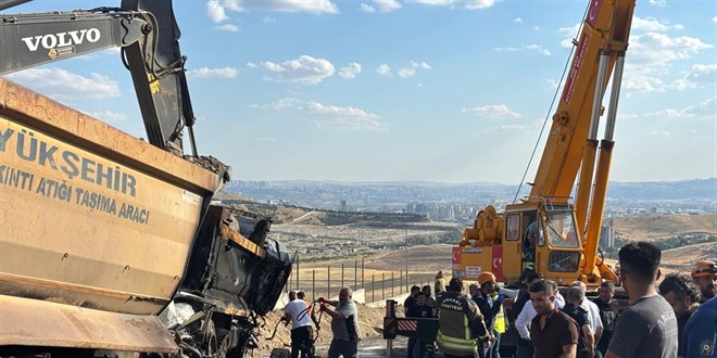 ABB'ye ait kamyon kaza yaptı: 2 belediye çalışanı hayatını kaybetti