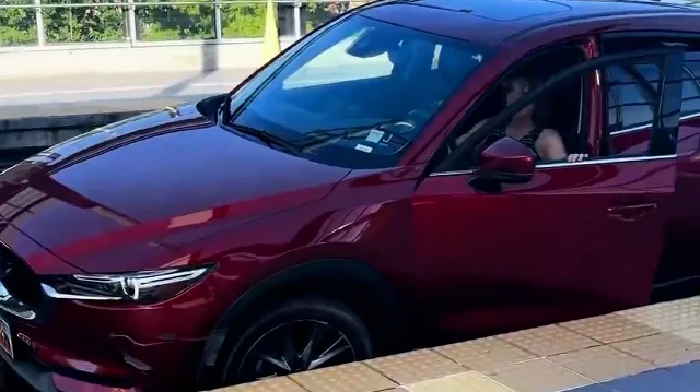 Navigasyon az daha felakete sebep oluyordu: Konumu takip eden sürücü tren yoluna girdi