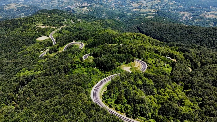 Bursa-Domaniç arasındaki kıvrımlı yollar dronla görüntülendi