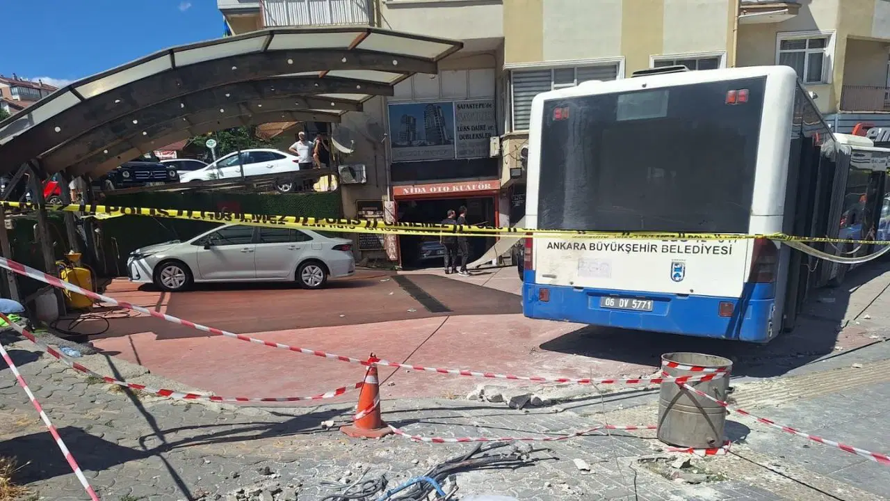Ankara'da belediye otobüsü iş yerine girdi: 7 yaralı