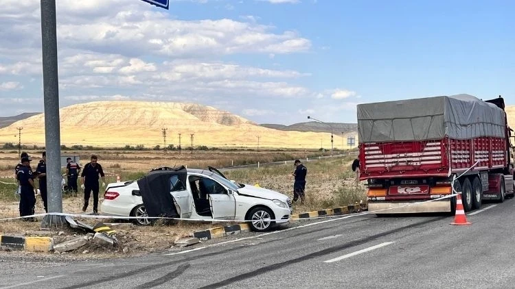 Feci kaza… Çankırı'da kamyon ile otomobil çarpıştı: 3 ölü, 2 yaralı