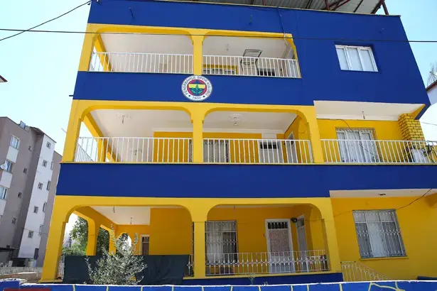 Hatay'da Fenerbahçe apartmanı! 3 katlı binayı baştan aşağı sarı-laciverte boyadılar