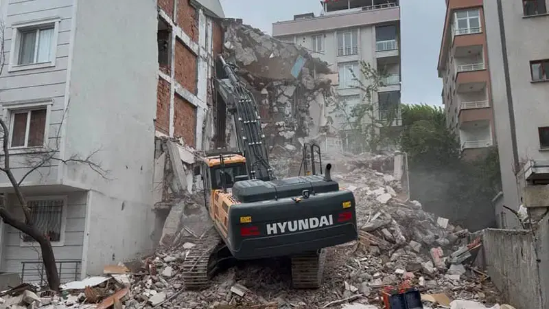 Beylikdüzü’nde kontrollü yıkım sırasında, bitişikteki binaya hasar verildi: 'Geldim, banyo yerinde yok'