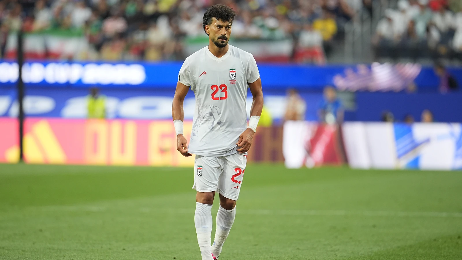 'Maçın oyuncusu' seçilen İranlı futbolcu Ramin Rezaeian: "İranlı insanların arasında bir problem varsa, bu bizi ilgilendirir, sizi ilgilendirmez"