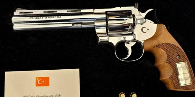 Erdoğan liderlere neden revolver silah hediye etti?