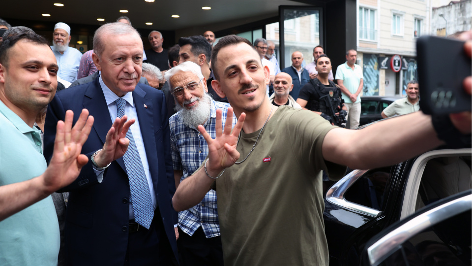 Cumhurbaşkanı Erdoğan Erzurum Vakfının lokalini ziyaret etti