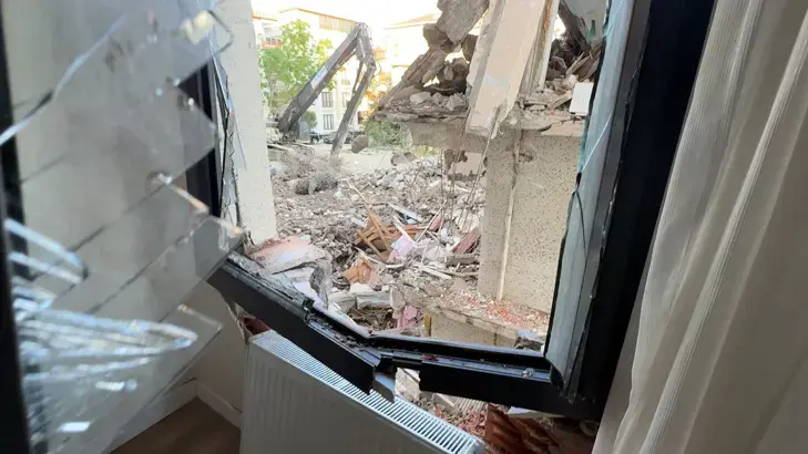 Yıkım kabusa döndü! Dev kolon komşu binayı delip dairenin içine girdi