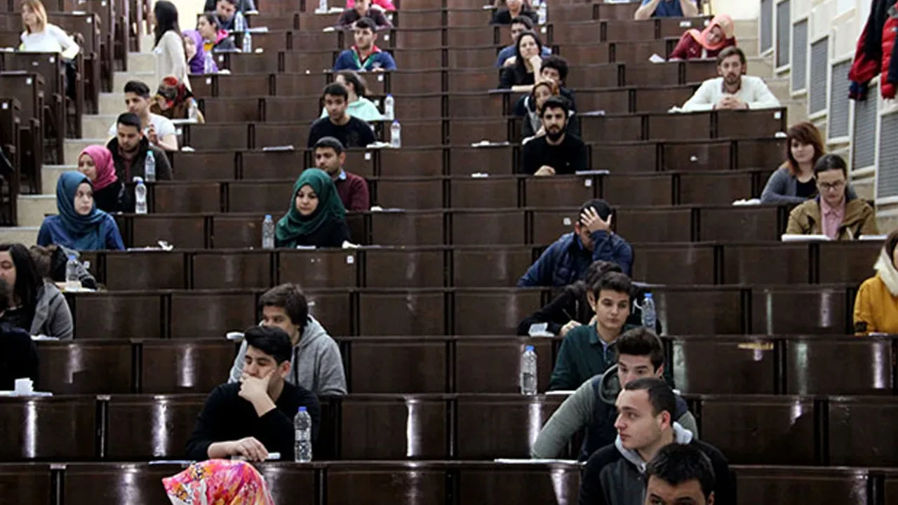 YÖK'ten deprem bölgesine tanınan özel öğrencilik hakkını 1 yıl daha uzattı