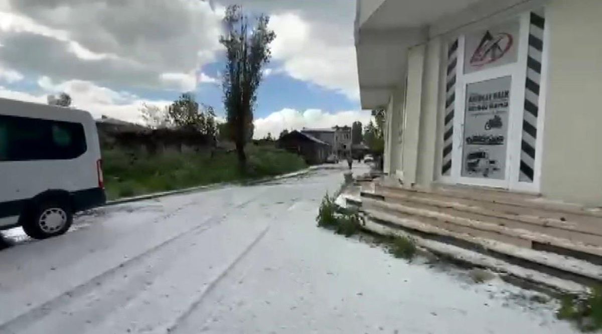 Kars'a dolu yağdı: Vatandaşlar kar temizler gibi kürek salladı