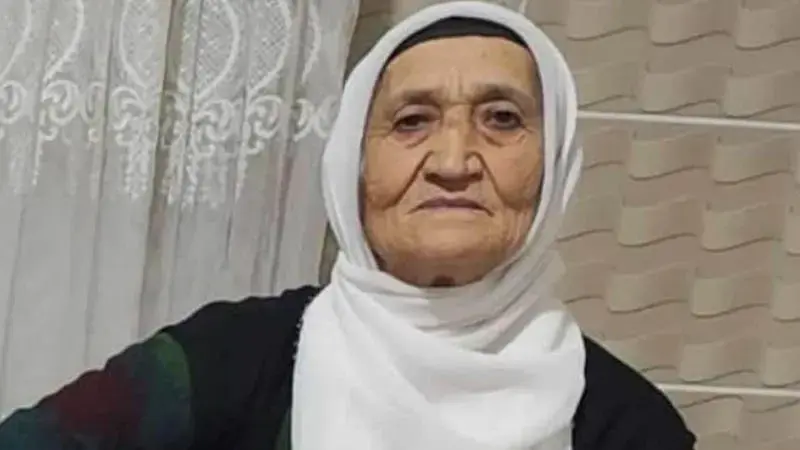 Evinin balkonundayken düğünde açılan ateşte göğsünden vurulan kadın öldü
