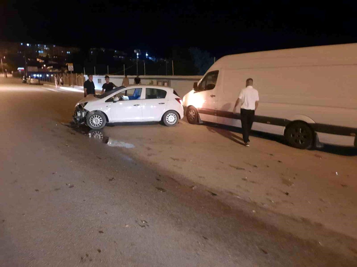 Isparta'da kontrolden çıkan otomobil park halindeki araca çarptı: 1 yaralı