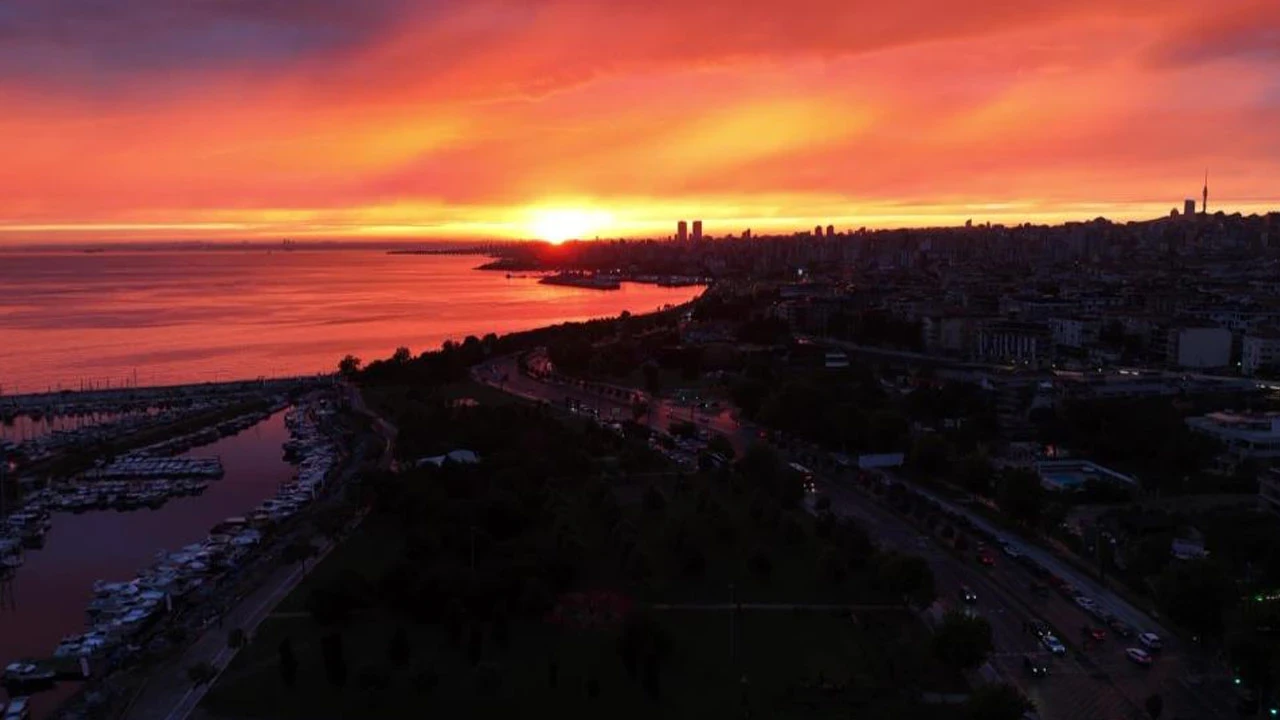 Yağmur sonrası İstanbul'da yaşanan gün batımı mest etti