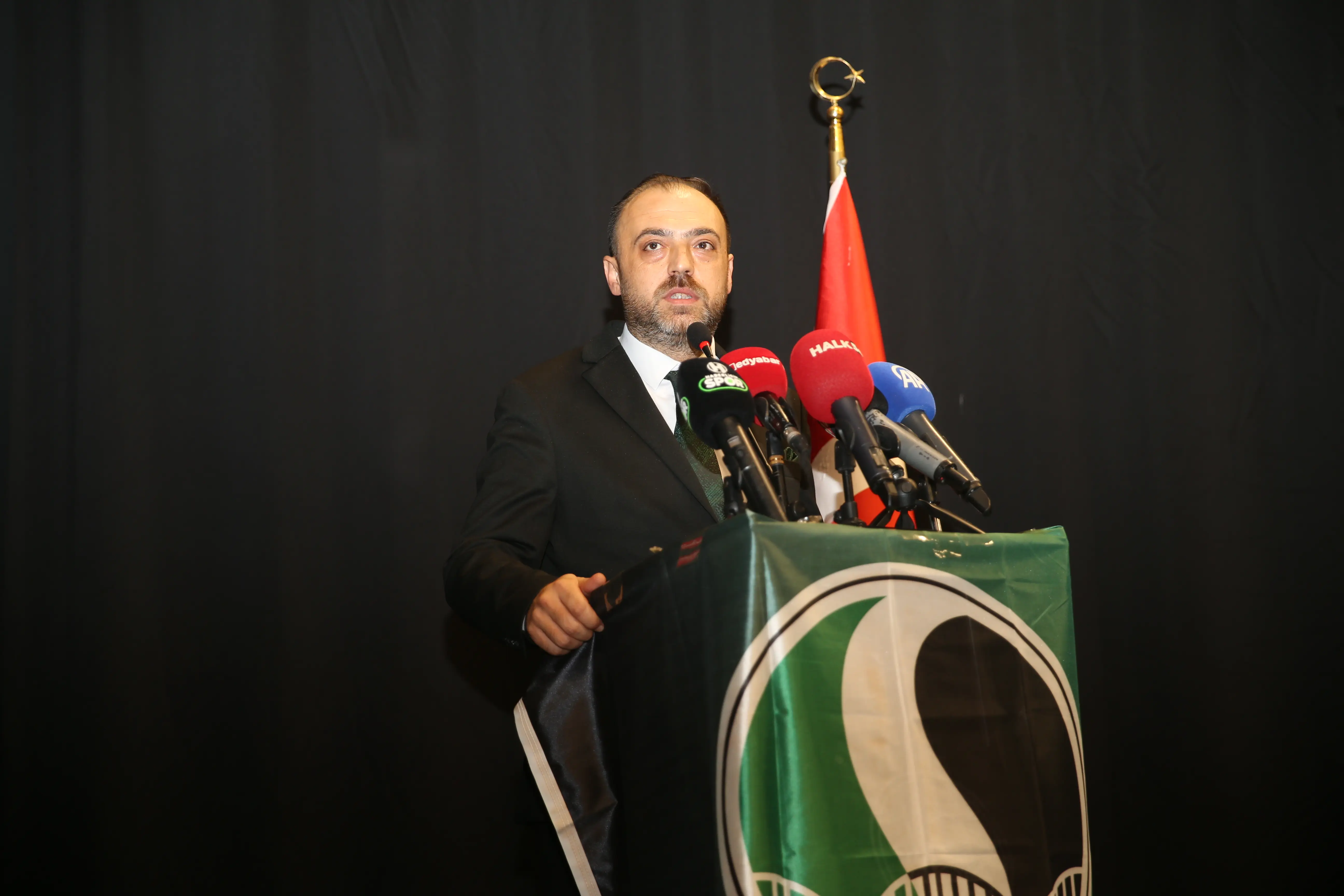 Enes Zengin, Sakaryaspor'da yeniden başkan seçildi