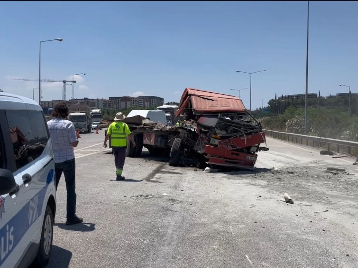 Bursa'da tır arızalanan kamyona çarptı: Sürücü hayatını kaybetti