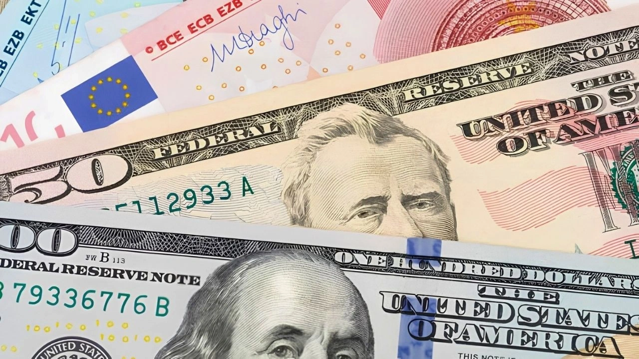 Dolar rekor tazeledi, euro ve sterlin direncini koruyor