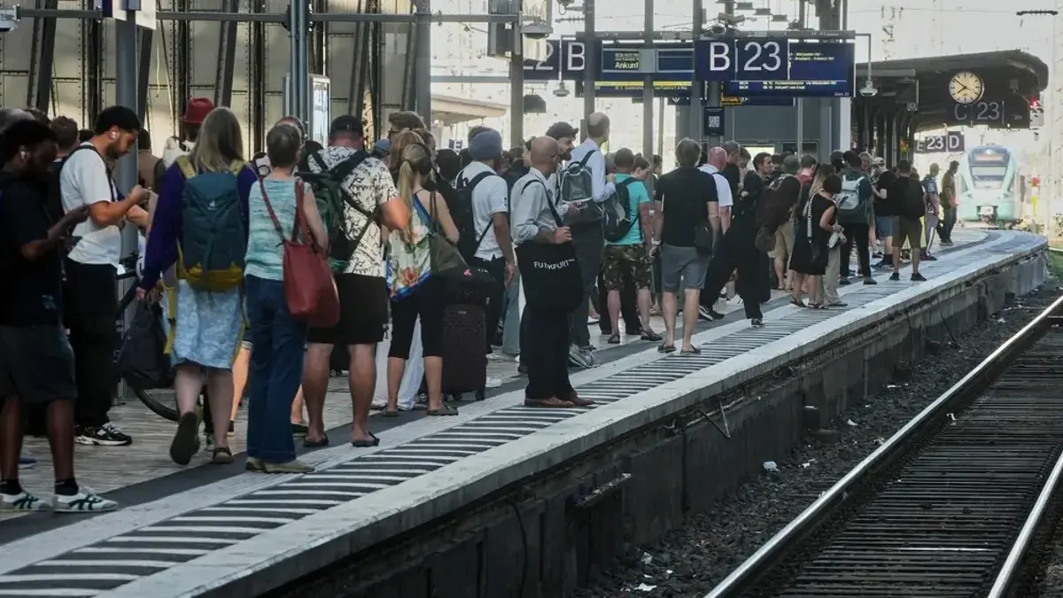 Almanya'da demiryolu ulaşımını felç eden arıza: Tüm tren seferleri durdu!