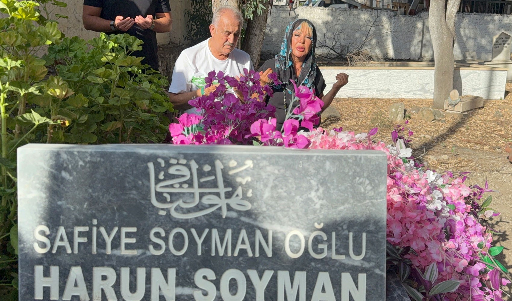 Safiye Soyman oğlunun mezarı başında gözyaşlarına boğuldu