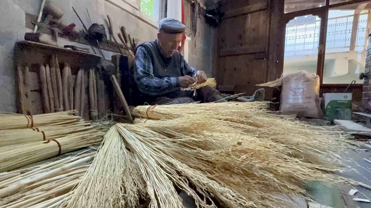 Kemal dede 60 yıldır geçimini ot süpürgeden sağlıyor