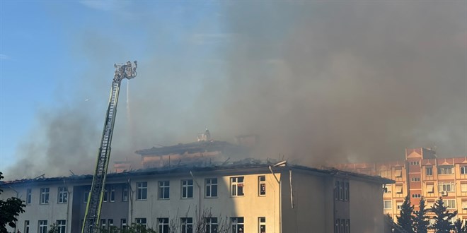 Beylikdüzü'nde okulun çatısında çıkan yangın söndürüldü