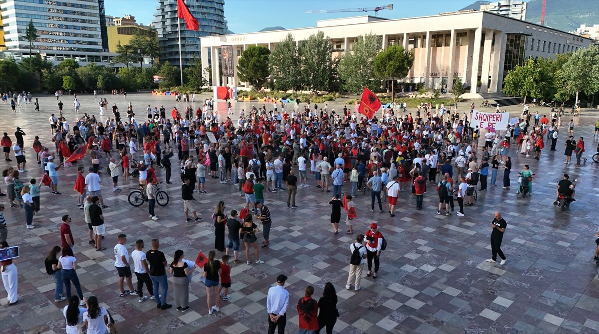 Arnavutluk'ta Zvernec'teki turizm projesine karşı gösteriler 15. gününde sürüyor