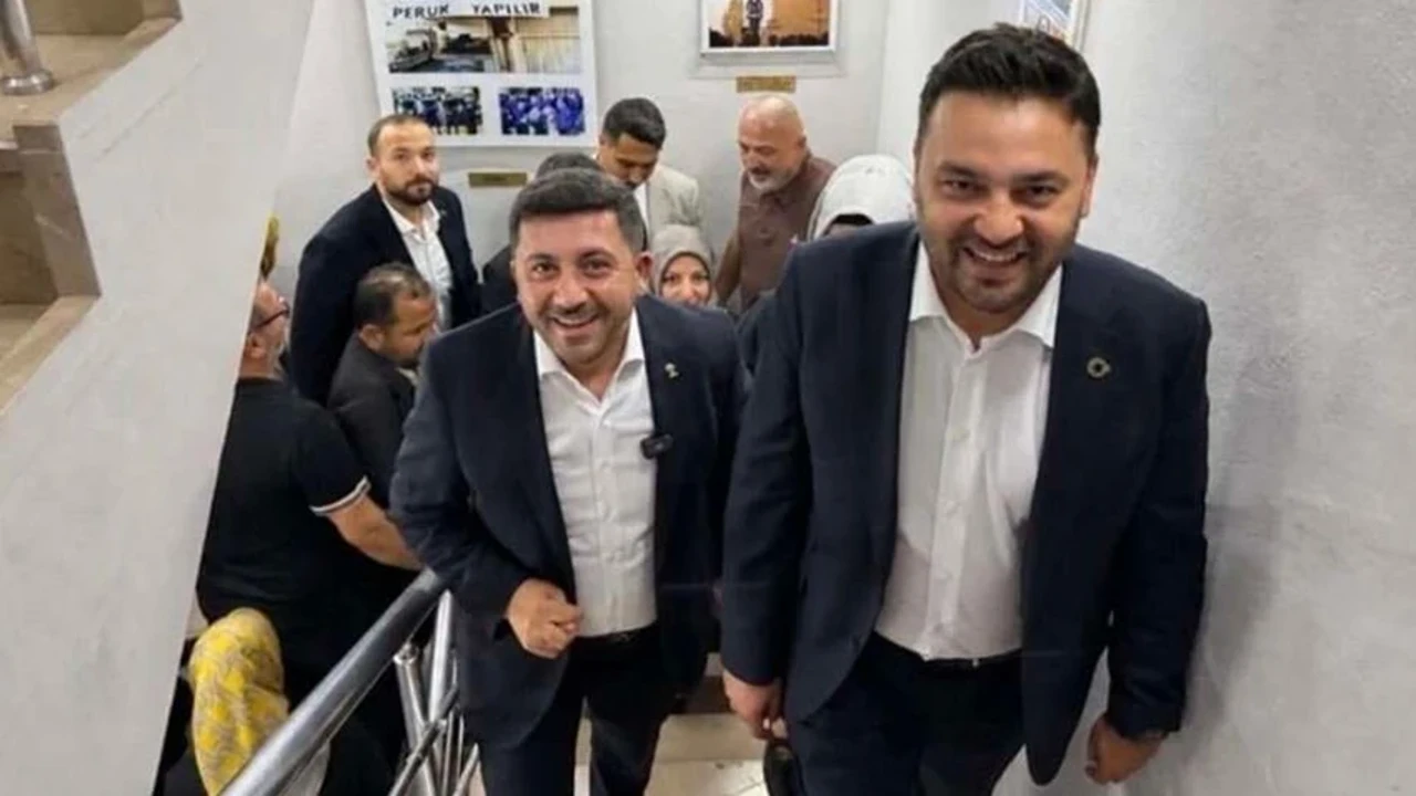 Rasim Arı’nın AK Parti binasındaki pozu gündem oldu! Fotoğrafı kısa sürede silindi!
