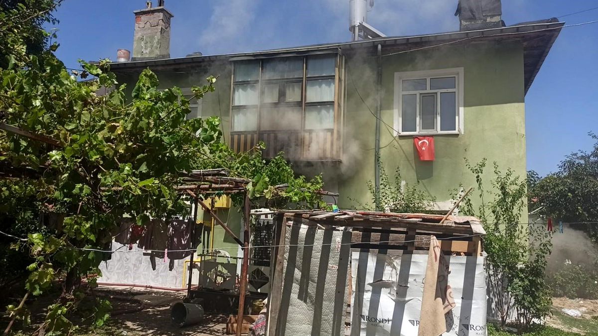 Evde yangın çıktı, kilitli kalan 5 çocuk kurtarıldı