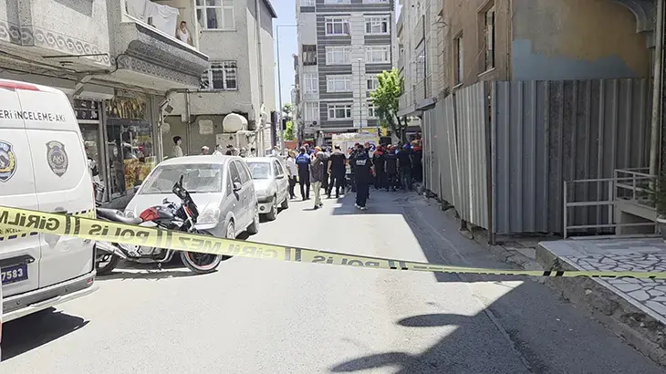 Küçükçekmece'de yıkımı yapılan binada kısmi çökme! Yaralılar var