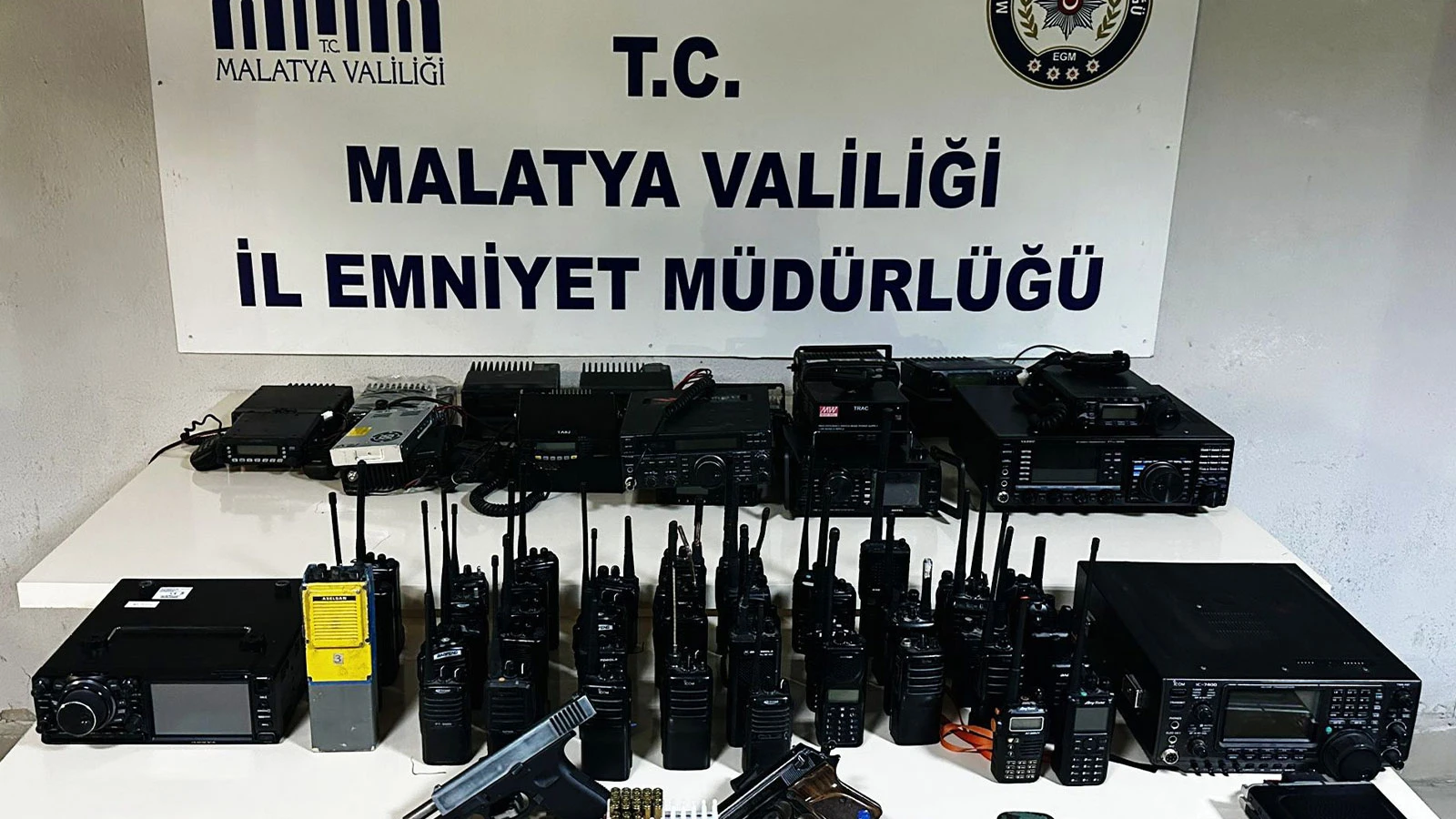 Emniyetin frekanslarını dinledikleri iddia edilen 6 kişi yakalandı