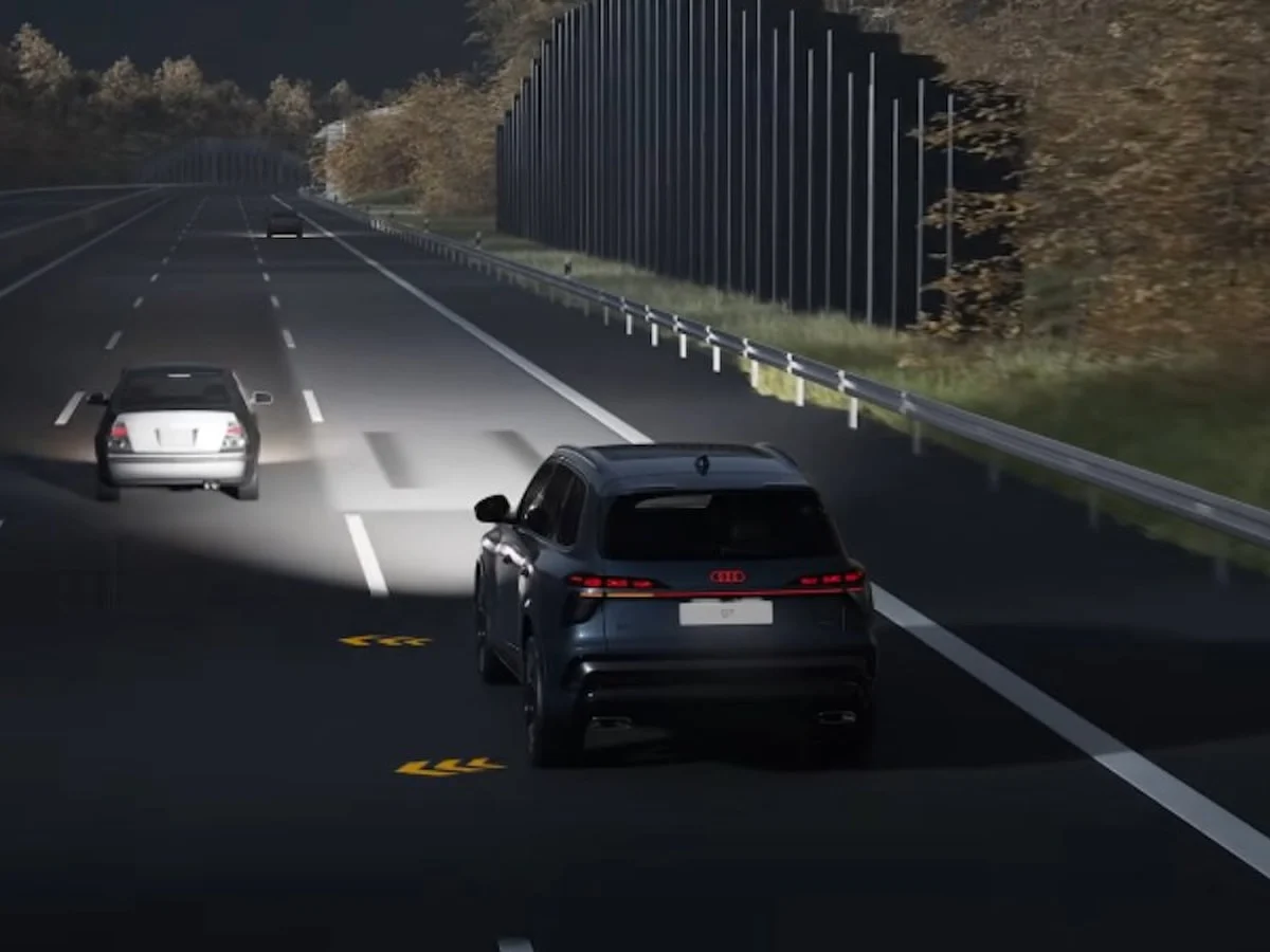 Audi'den yeni far teknolojisi: Sinyal ışıkları yola yansıyor