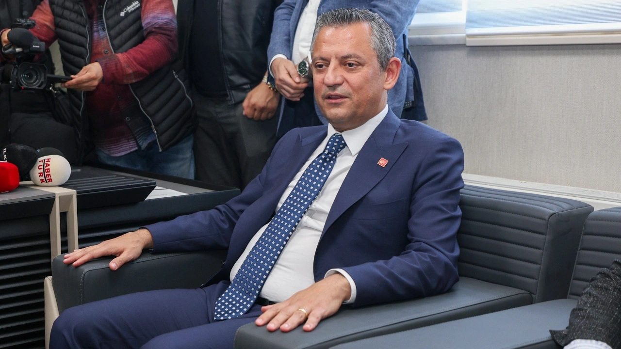 Özgür Özel Diyarbakır'a gidiyor! Rojin Kabaiş ve Gülistan Doku'nun aileleri ile de görüşecek