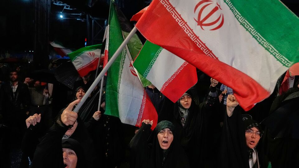 İran ordusu, Umman Denizi'nde ABD destroyerlerine füze ve İHA’lar ile uyarıda bulunduklarını bildirdi