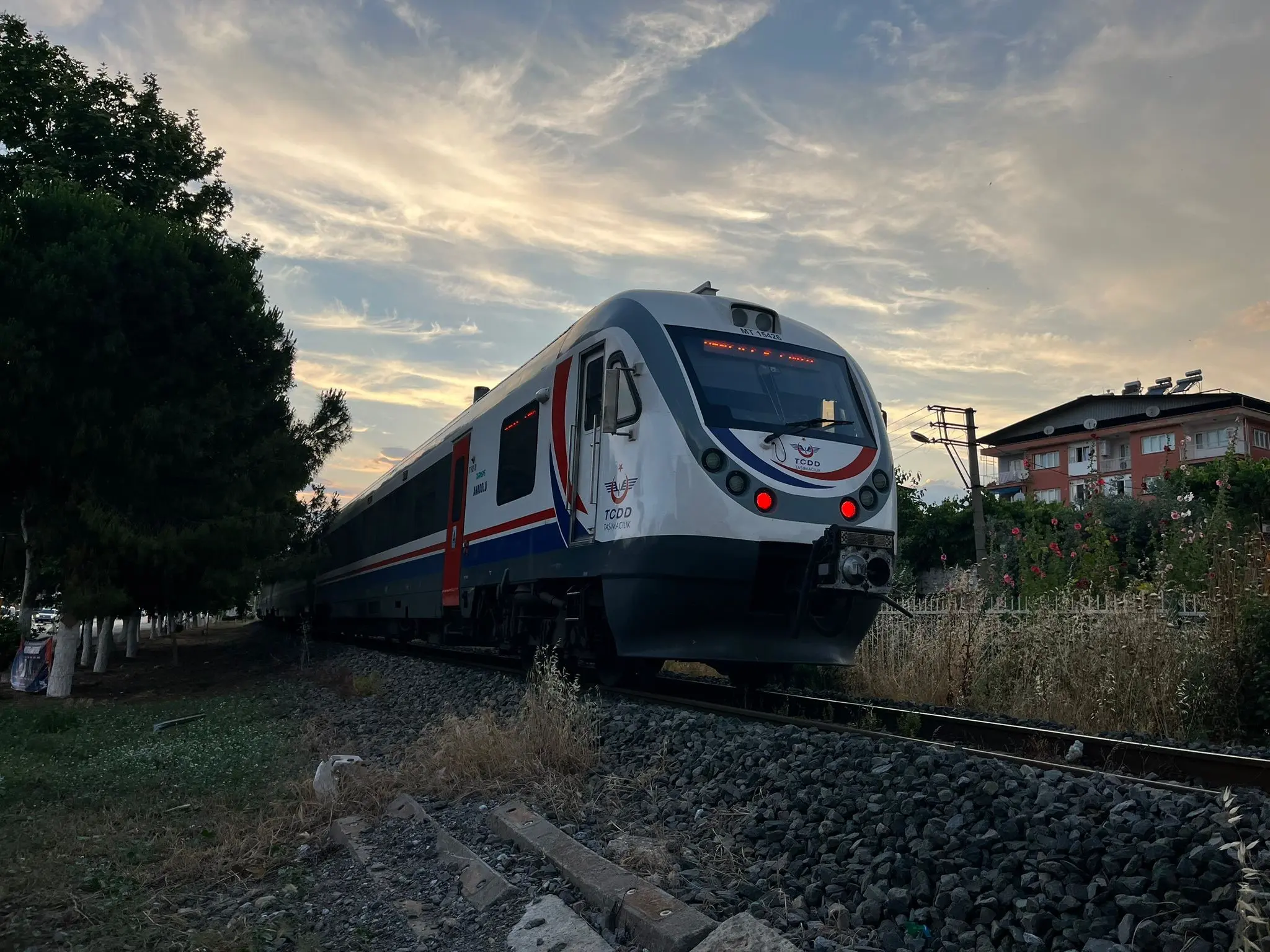 Denizli'de hemzemin geçitte kaza: Yolcu treni kadına çarptı