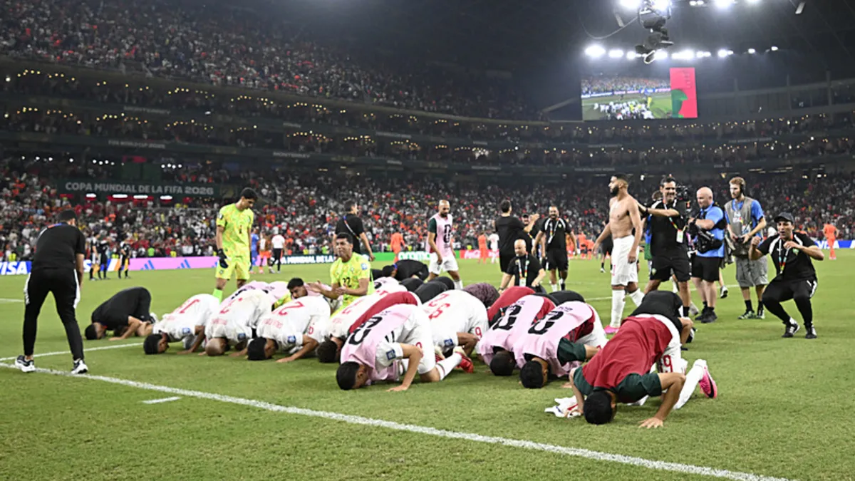 Faslı futbolcular turu secdeyle kutladı! Dünya Kupası'nda son 16 sevinci