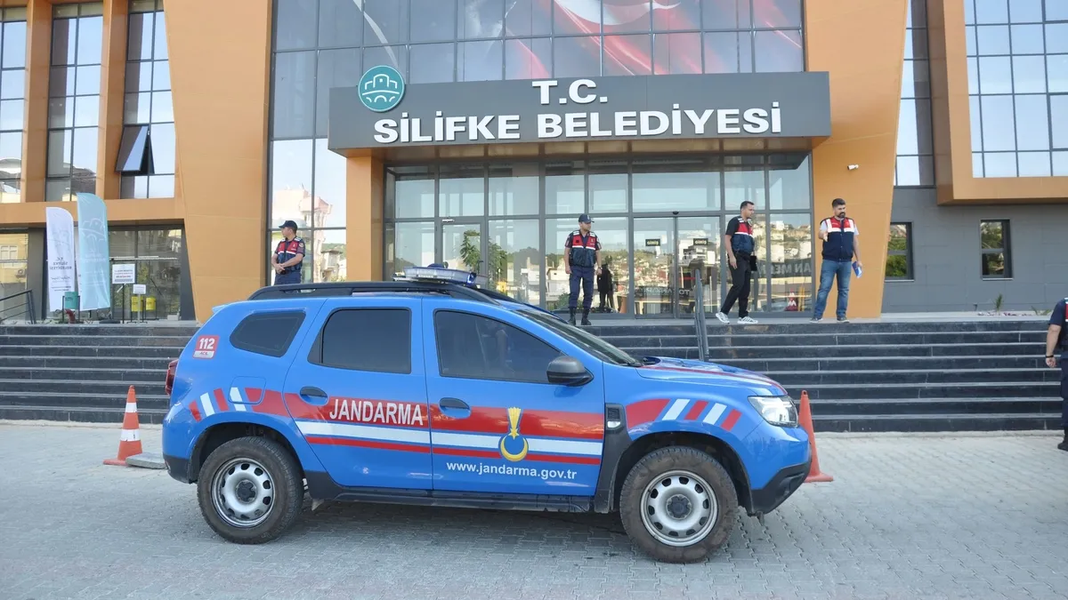 CHP'li Silifke Belediyesi'nde sahte kaşeli vurgun! Makam aracında kutularla dolar taşımışlar