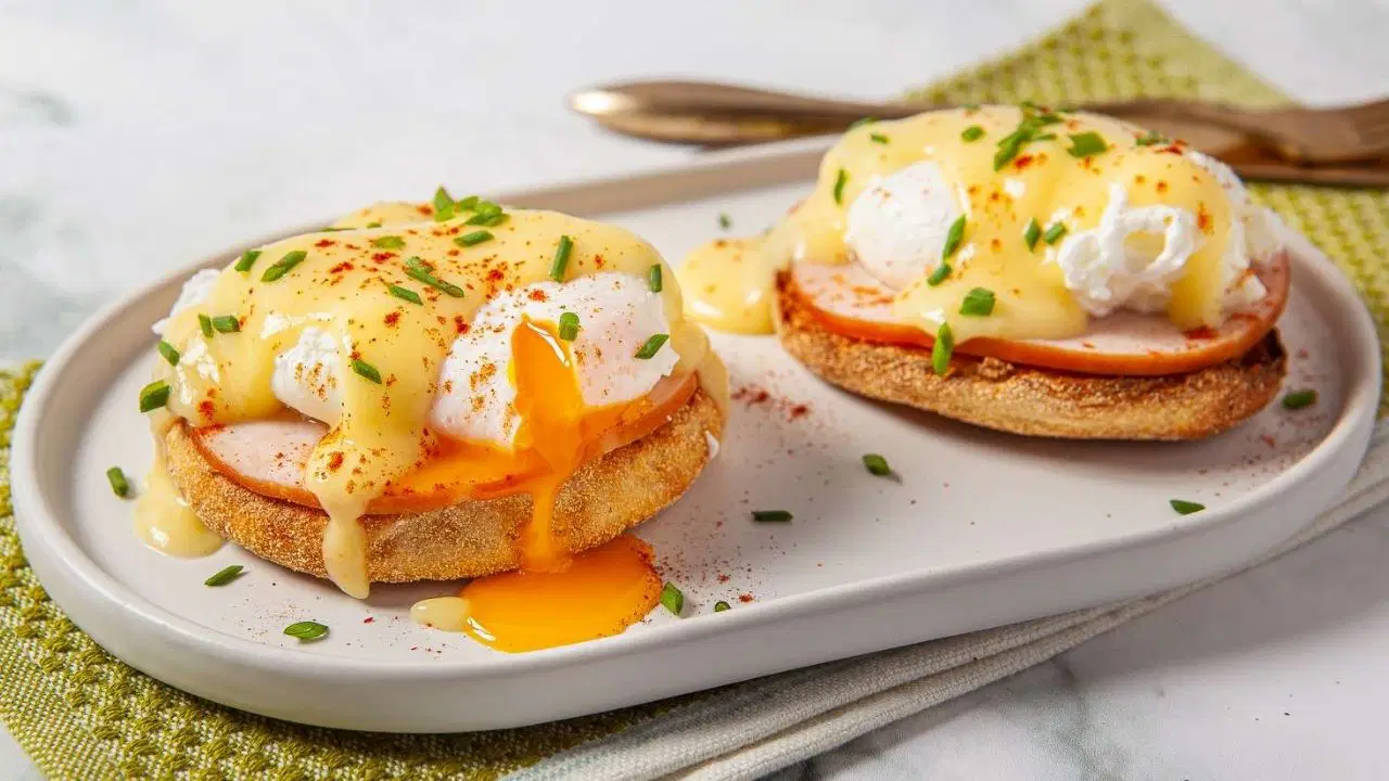 Brunch sofralarının vazgeçilmezi: Eggs Benedict tarifi