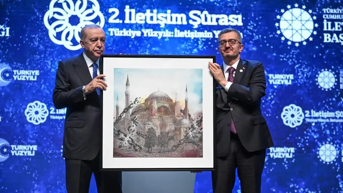Başkan Erdoğan'a 2. İletişim Şurası'nda Ayasofya tablosu hediye edildi