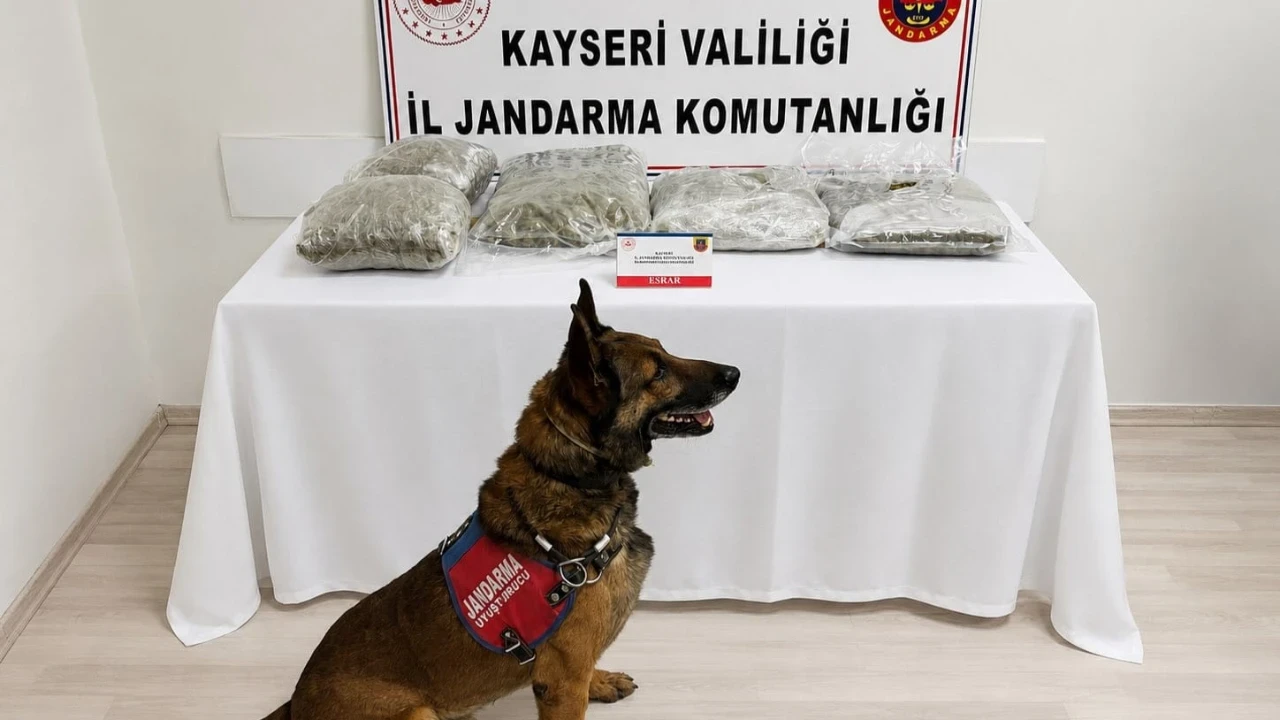 Şüpheli otomobilde 5 kilo esrar bulundu: Sürücü gözaltında