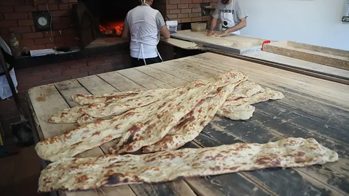 Osmanlı’dan kalan 100 yıllık lezzet! Erzincan’ın 6 ay bozulmayan Eğin ekmeği yok satıyor!